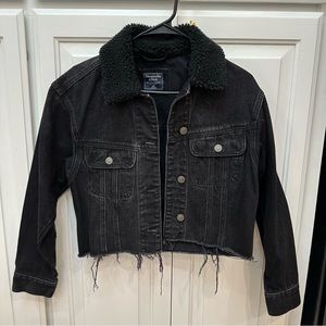 Abercrombie & Fitch Oversized Trucker Cropped Denim Jacket Sherpa
Collar Black